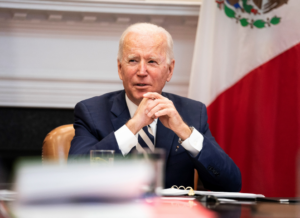 Piden a Biden no reabrir centro de menores migrantes 