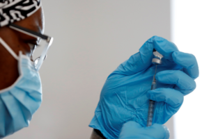 Una dosis de las vacunas de Pfizer y Moderna es efectiva en un 80 %, según CDC