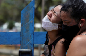 Brasil sobrepasa las 300,000 muertes por coronavirus en total y atraviesa el peor momento de la pandemia