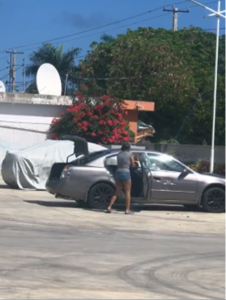 Videos | Mujeres destruyen cristales de los autos de sus parejas, alegadamente por celos