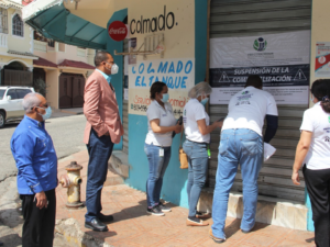 Cierran colmados por venta de bebidas adulteras tras muerte de ocho personas en SDE 