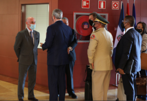Abinader es recibido por funcionarios españoles a su llegada a Madrid 