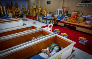 Funerales en vida para atraer la buena suerte en Tailandia
