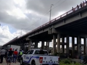 Hombre con aparente estado depresivo se lanza del puente de la 17 