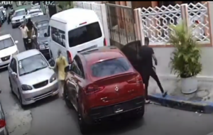 Discusión por espacio entre vehículos termina con varios disparos en plena vía pública 