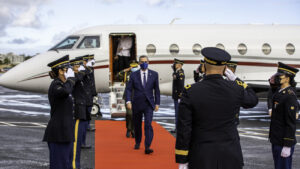 Presidente Abinader viajará en vuelo comercial a España