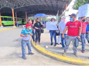 Exempleados de la OMSA protestan por prestaciones laborales en Santiago 
