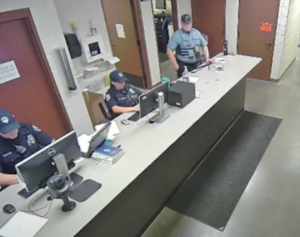 Video muestra a policías de EE.UU. burlándose de la violenta detención de una mujer de 73 años con demencia