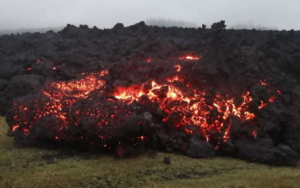 Corrientes de lava del volcán Pacaya en Guatemala afectan a siete comunidades y queman plantaciones de café y aguacate