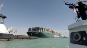 Unos 200 barcos continúan atascados en canal de Suez, Egipto busca compensación