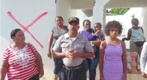 Video | Familias denuncian quedan en la intemperie tras desalojo del Ministerio de Defensa; piden intervención de Abinader 