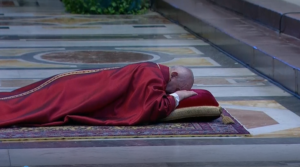 El papa se postró en la basílica de San Pedro para la celebración de la Pasión de Cristo
