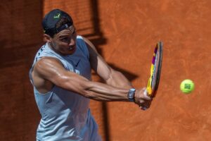 El tenista español Rafa Nadal durante el entrenamiento realizado este domingo en las instalaciones de la Caja Mágica de cara a su participación en el Mutua Madrid Open de Tenis. EFE/Rodrigo Jiménez