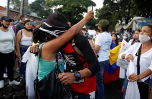 Una mujer abraza a un joven de la Primera Línea, el 18 de mayo de 2021, durante una jornada de protestas en Yumbo, Valle del Cauca (Colombia). EFE/ Ernesto Guzmán Jr./Archivo