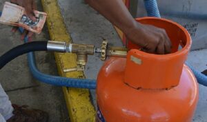 Gobierno congela precios combustibles