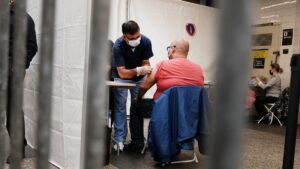 Nueva York extiende programa piloto de vacunas en el metro de la ciudad
