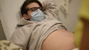 Da a luz el primer hombre embarazado en España