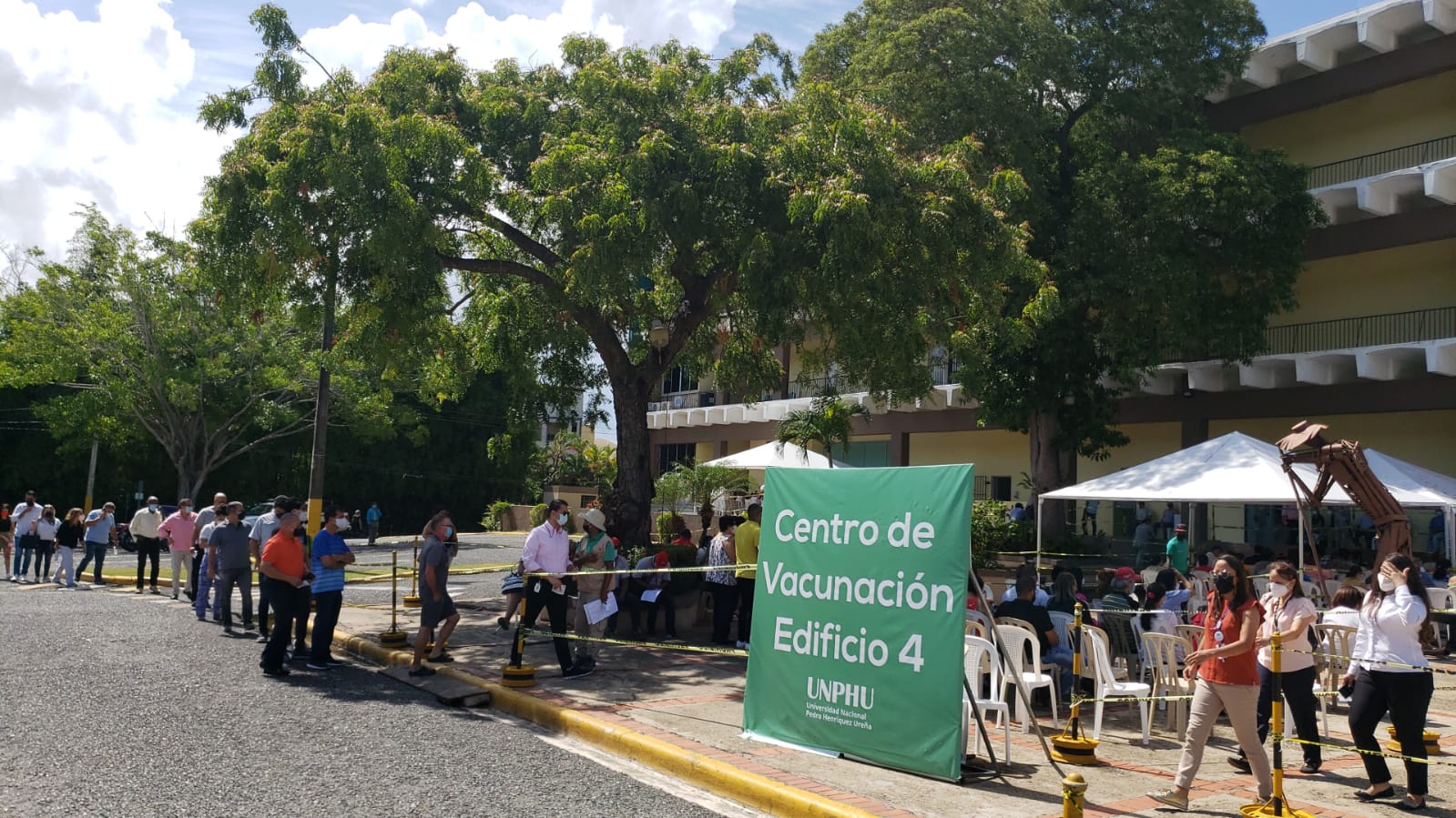 Abarrotados lucieron durante este lunes centros para muestras COVID-19