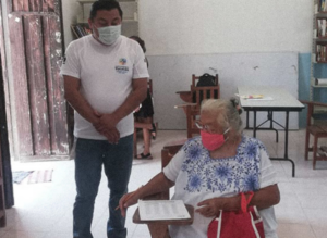 Una mexicana termina la primaria a los 71 años y se gana la admiración de los internautas