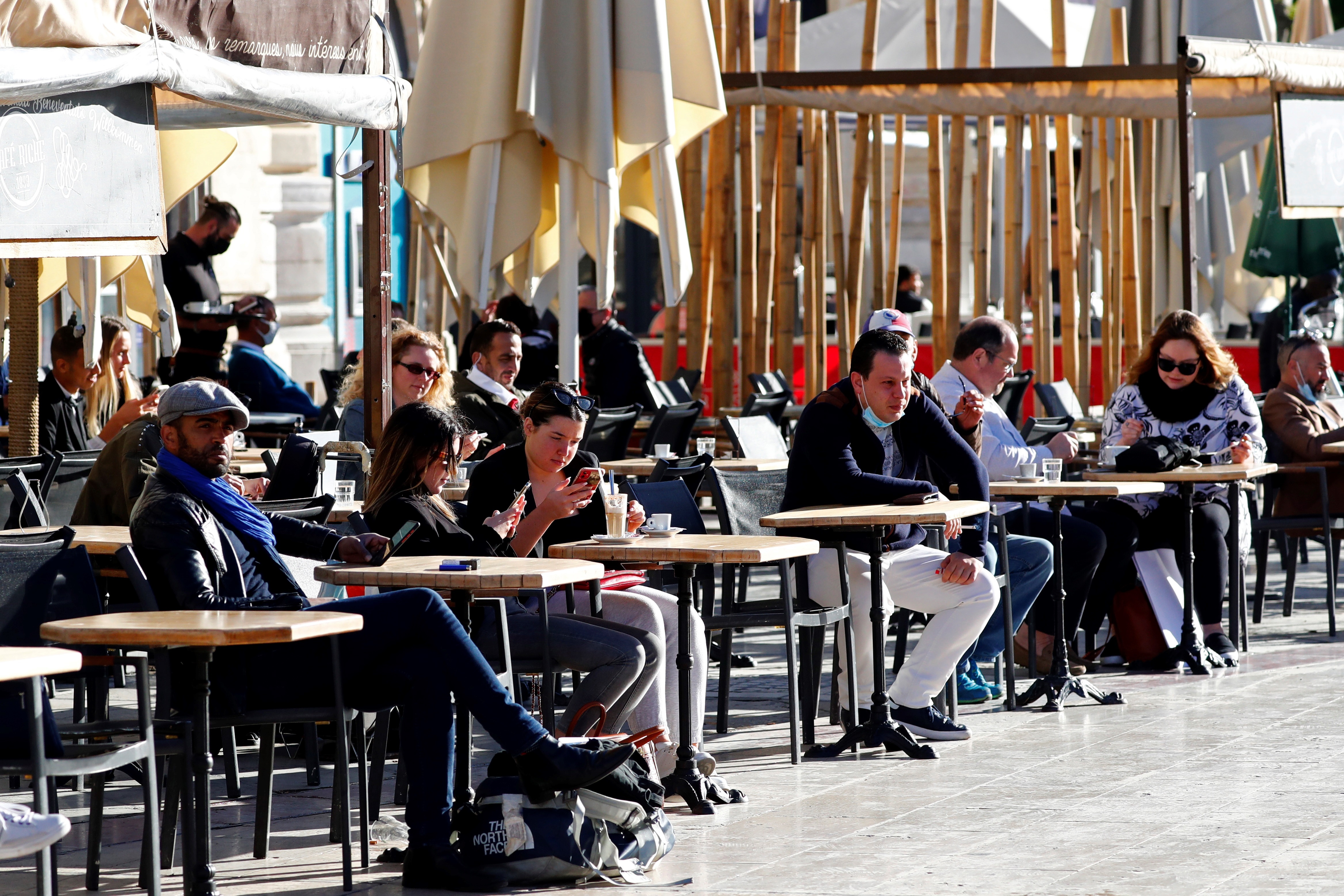 Francia reabre los bares y restaurantes así como la cultura y el ocio