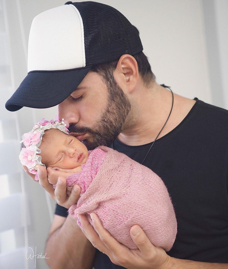 Manny Cruz deja ver el rostro de su hija Montserrat