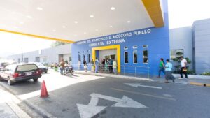 Continúan traslados pacientes COVID a centros disponibilidad hospitalaria