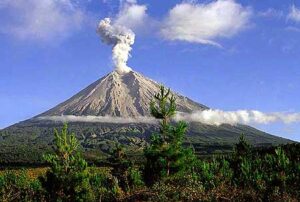 Declaran alerta roja en Alaska por la erupción del volcán Gran Sitkin