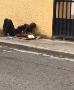 Piden ayuda para un señor con aparentes problemas mentales en Los Mina