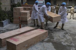 India establece récord mundial de muertes diarias por coronavirus