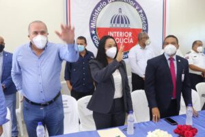 Senador y Gobernadora de María Trinidad Sánchez regalan a madres de esa provincia