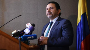 El comisionado presidencial de paz, Miguel Ceballos, quien encabeza los diálogos del gobierno colombiano con el movimiento de protesta en el país, anunció su renuncia incómodo con unas aproximaciones que realizó a sus espaldas el expresidente Álvaro Uribe con la guerrilla del ELN.