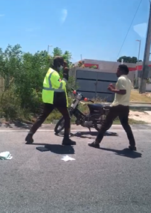 Agente AMET se enfrenta agolpes con un civil en plena calle 