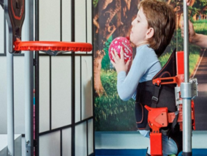 El primer exoesqueleto pediátrico, listo para su uso en niños con parálisis
