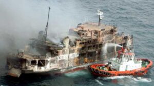 Se incendia ferry con casi 200 pasajeros a bordo en Indonesia