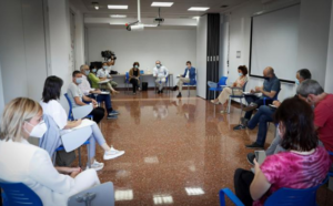 Autoridades de EEUU advierten de contagios en interiores con distanciamiento