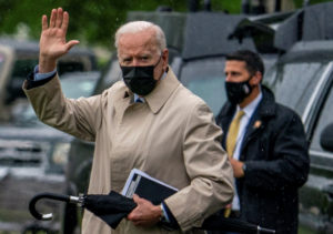 Votantes de Florida apoyan el plan de Biden de la pandemia, pero no el de inmigración