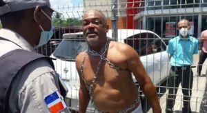 Hombre se encadena frente a establecimiento comercial donde le sustrajeron su vehículo en demanda de pago