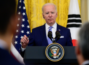 Biden cree que EE.UU. puede producir mil millones de dosis más para compartir