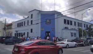 Lanzan mujer desde vehículo en marcha en San Cristóbal; falleció mientras recibía atenciones médicas