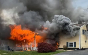 VIDEO | Una mujer prende fuego a su casa con una persona adentro y se sienta a ver la escena desde el jardín
