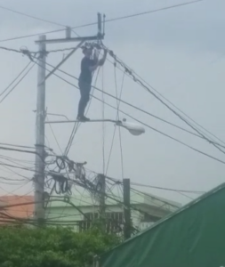 VIDEO | Hombre pone en riesgo su vida para conectar fraudulentamente cables de energía eléctrica 