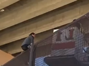VIDEO | Una migrante hondureña embarazada es recatada tras quedar varada en lo alto del muro fronterizo en EE.UU.