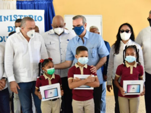 Presidente Abinader entrega 38,218 dispositivos tecnológicos en Nagua