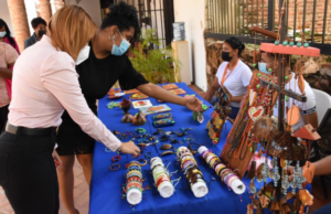 El Ministerio de Trabajo y su Escuela Taller inauguró el Expo Bazar “Colores, Formas y Texturas: Casa abierta 2021”, donde se mostrará variedad de piezas.