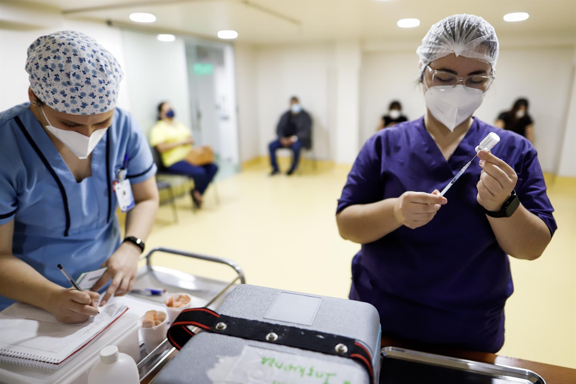 Personal médico prepara una dosis de vacuna, en el Centro Médico La Costa de Asunción. EFE/Nathalia Aguilar/Archivo