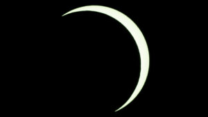 La NASA ha publicado una visualización de cómo va a transcurrir el esclipe solar anular el próximo 10 de junio. Ese día, el Sol, la Luna y la Tierra se alinearán en el momento en que nuestro satélite natural esté cerca de su apogeo, es decir, lo más lejos posible del planeta en su órbita elíptica. 