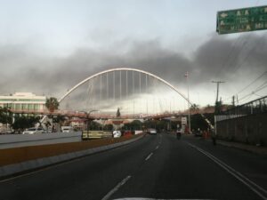 Corto circuito habría provocado incendio en colchonería La Reina