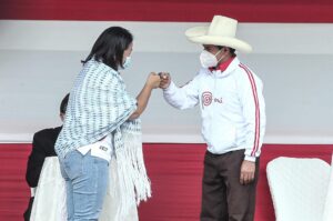 Los candidatos a la presidencia de Perú Keiko Fujimori (i) y Pedro Castillo se saludan en un debate en la provincia norteña de Chota (Perú). EFE/Aldair Mejía/Archivo
