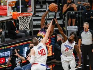 Ayton con 0.7 segundos da triunfo a Suns, que se adelanta 2-0