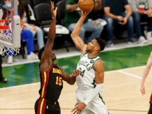 Trae Young encestó 35 unidades por Atlanta, pero se vio disminuido en el cuarto periodo después de lesionarse el tobillo al pisar el pie de un árbitro